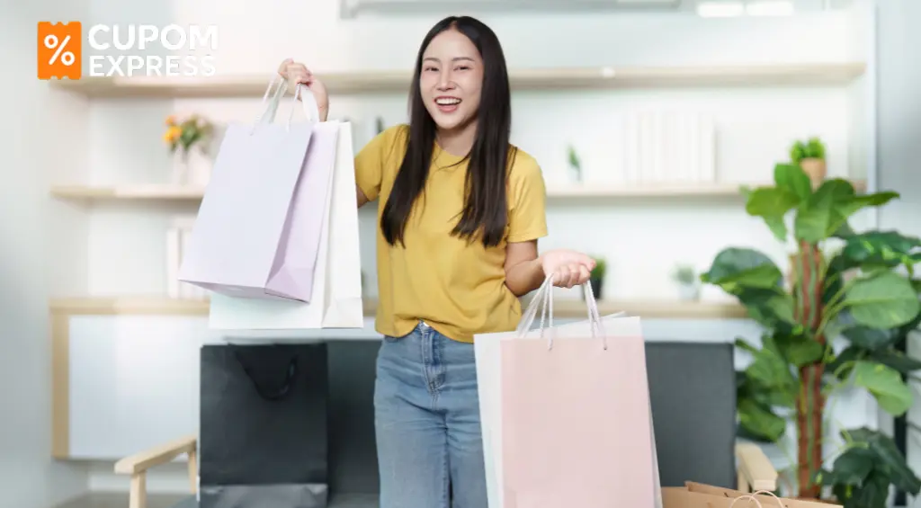 garota segurando várias sacolas de compras